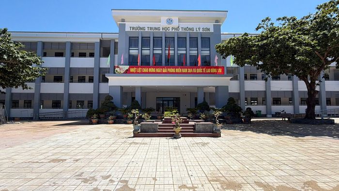 Công trình Trường THPT Lý Sơn đang được thi công. Ảnh: NGUYỄN TRANG