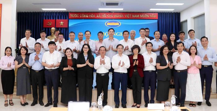Các đại biểu chụp hình tại hội nghị. Ảnh: XUÂN KHU