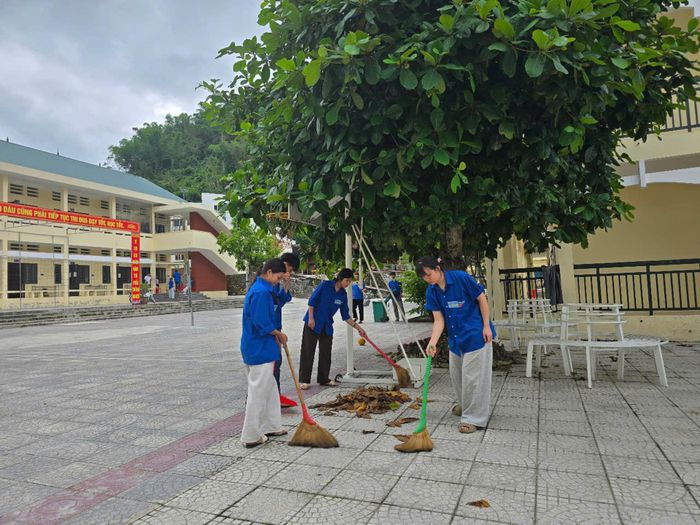  Đoàn viên thanh niên tổ chức dọn vệ sinh tại Trường PTDT Nội Trú -THCS Quan Sơn, tỉnh Thanh Hóa để đón thí sinh và phụ huynh đến lưu trú 