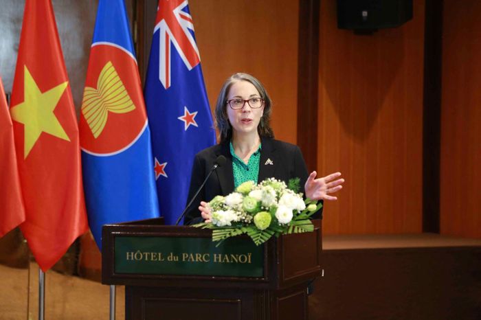 Bà Alana Hudson, Trưởng SOM ASEAN lâm thời của New Zealand phát biểu tại Diễn đàn ASEAN - New Zealand về hợp tác tiểu vùng. Ảnh: TUẤN ANH