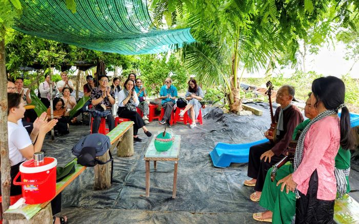  Các đại biểu tham quan một số mô hình du lịch cộng đồng tại ấp đảo Thiềng Liềng. Ảnh: VĂN TUẤN 
