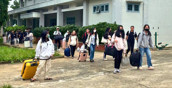  Học sinh Trường THCS và THPT Đắk Lua vượt hàng chục cây số đường rừng đến điểm thi 