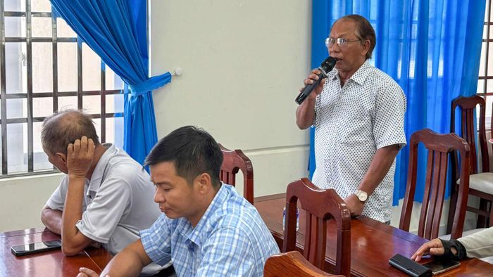 Cử tri xã Long Hải phát biểu ý kiến tại buổi tiếp xúc cử tri