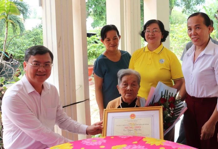  Đoàn đến thăm, chúc thọ Mẹ Việt Nam Anh hùng Nguyễn Thị Ba 