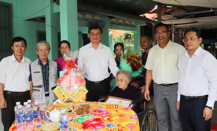 Đoàn đến thăm, chúc thọ Mẹ Việt Nam Anh hùng Lê Thị Phiền 