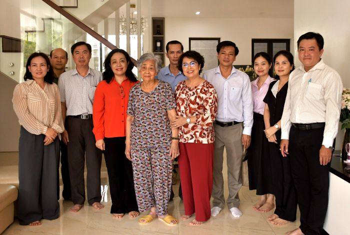  Đoàn công tác thăm và tặng quà bà Hồ Vầy Mùi (vợ liệt sĩ), đang sinh sống tại phường Bà Rịa 