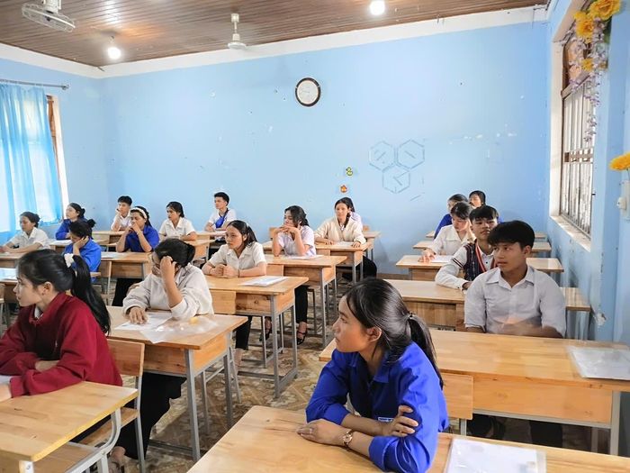  Các em trường Phổ thông Dân tộc nội trú THCS - THPT Nam Trà My làm thủ tục dự thi 