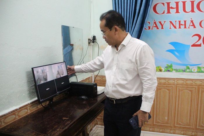  Ông Trần Anh Tuấn đến kiểm tra công tác chuẩn bị tại trường THPT Nguyễn Hiền. Ảnh: XUÂN QUỲNH 