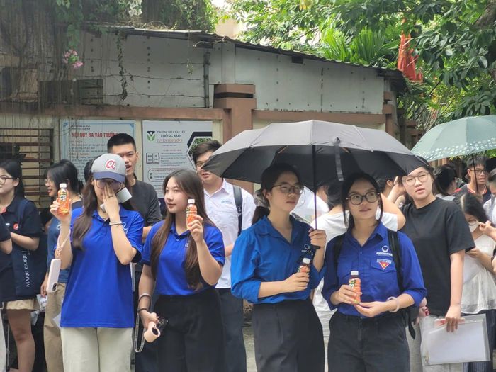  Lực lượng thanh niên tình nguyện luôn túc trực ở các điểm thi. Ảnh: PHAN THẢO 