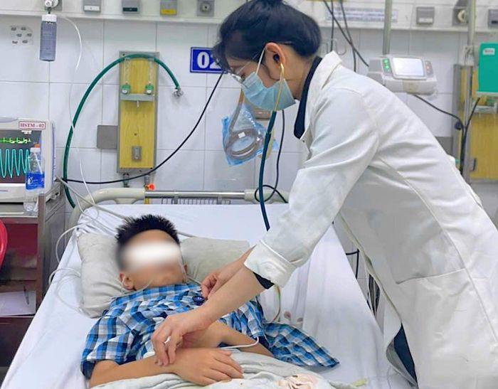  Bác sĩ thăm khám cho bệnh nhi H.P. 
