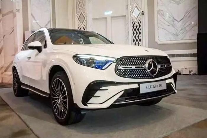 Mercedes-Benz GLC thế hệ mới đang được bán ra tại thị trường Việt với 2 phiên bản xăng thuần là 200 và 300 4MATIC. Tuy nhiên trong bối cảnh Chính phủ đang thúc đẩy người dùng chuyển đổi xanh sang các dòng xe điện hóa thì GLC 350e 4MATIC được xem là mẫu xe chiến lược của Mercedes-Benz Việt Nam.