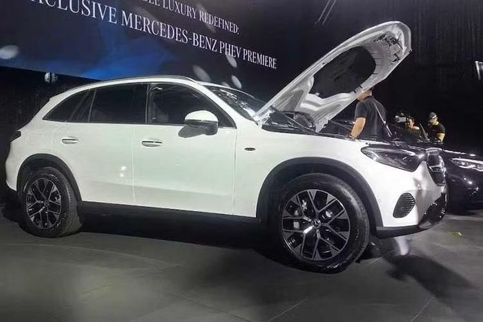 Về giá bán, các tư vấn viên chưa đưa ra được con số chính xác ở thời điểm hiện tại nhưng khẳng định sẽ "chắc chắn tăng nhưng vẫn sẽ ở trong mức dễ tiếp cận". Xét tới việc bản GLC 300 4MATIC hiện cũng đang có giá 2,799 tỷ đồng, có thể dự đoán GLC 350e 4MATIC sẽ ở khoảng giá 3 tỷ đồng.