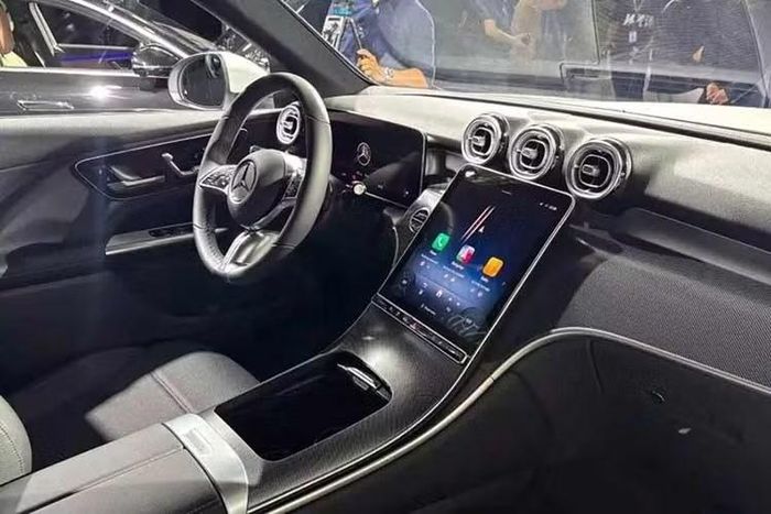 Chưa hết, Mercedes-Benz GLC 350e 4Matic mới còn hỗ trợ sạc nhanh DC với công suất 60 kW, cho phép sạc pin trong thời gian chỉ khoảng 30 phút. Bên cạnh đó là bộ sạc chậm AC 11 kW. Trừ động cơ và cổng sạc nằm ở chắn bùn sau bên trái, GLC 350e 4Matic không có gì khác biệt so với các bản còn lại của dòng SUV hạng sang này.