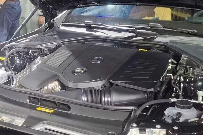 Trang bị an toàn của xe Mercedes-Benz GLC 350e 4Matic sắp ra mắt Việt Nam cũng khá phong phú với camera 360 độ, hệ thống kiểm soát hành trình thích ứng, hỗ trợ giữ làn đường, cảnh báo điểm mù, phanh tự động giảm va chạm và hỗ trợ đỗ xe chủ động.