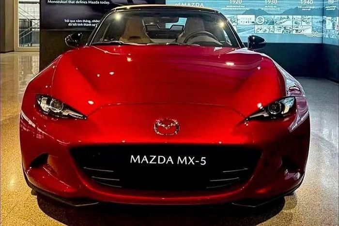 Theo các tư vấn bán hàng, với việc Mazda luôn đề cao tính cá nhân hóa, những khách hàng khao khát sự làm chủ hoàn toàn vẫn có thể kỳ vọng vào tùy chọn hộp số sàn 6 cấp, điều giúp MX-5 trở thành mẫu xe mui trần bán chạy nhất thế giới. Hiện nhà phân phối THACO vẫn chưa chính thức xác nhận thông tin bán Mazda MX-5 RF ở Việt Nam.