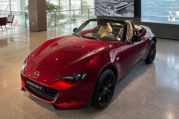Ngoài những khác biệt nhẹ, cả hai phiên bản mui cứng và mui mềm của Mazda MX-5 RF không thay đổi về mặt trang bị. Xe cũng được trang bị cụm đèn pha LED tích hợp dải đèn LED định vị ban ngày, đèn pha thích ứng/tự động cân bằng góc chiếu, đèn hậu LED, gạt mưa tự động và mâm hợp kim 17 inch.