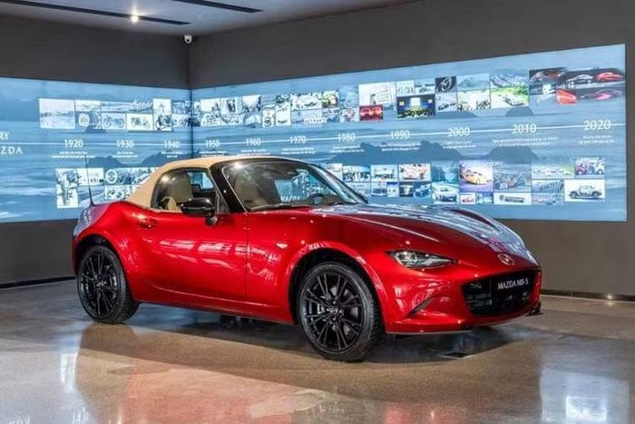 Vào hồi tháng 2/2026, nhà phân phối THACO đã chính thức mở cọc cho mẫu xe mui trần Mazda MX-5 thế hệ mới tại Việt Nam. Vào thời điểm đó, nhân viên tư vấn bán hàng tại đại lý cho biết Mazda MX-5 về Việt Nam sẽ chỉ có phiên bản mui nỉ đóng, mở chỉnh tay.