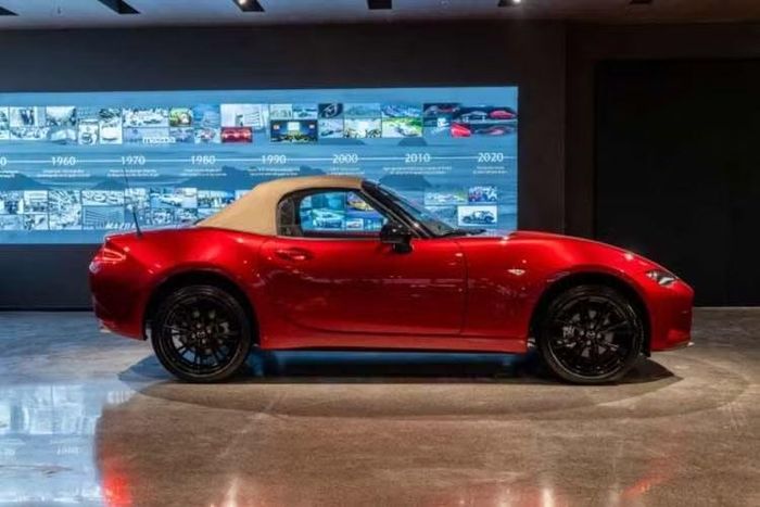 Đến nay, đại lý Việt lại bất ngờ nhận cọc cho Mazda MX-5 phiên bản mui cứng RF (Retractable Fastback) đóng, mở chỉnh điện. Theo nguồn tin từ đại lý, phiên bản mui cứng của mẫu xe này sẽ có giá khoảng 1,5 tỷ đồng và bắt đầu được giao cho khách Việt vào tháng 10/2026. Nếu giá bán này là chính xác thì Mazda MX-5 RF sẽ đắt hơn khoảng 200 triệu đồng so với bản mui nỉ.