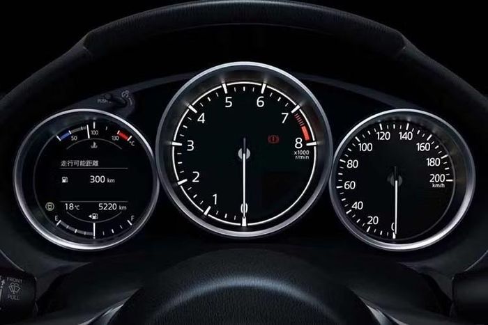 Mazda MX-5 RF thế hệ mới tại Việt Nam sở hữu không gian nội thất 2 chỗ ngồi với ghế sưởi, bảng đồng hồ tích hợp màn hình đa thông tin 4,6 inch. Cung cấp sức mạnh cho Mazda MX-5 2026 nhiều khả năng vẫn là động cơ xăng 2.0L hút khí tự nhiên, sản sinh công suất tối đa 181 mã lực và mô-men xoắn cực đại 205 Nm.