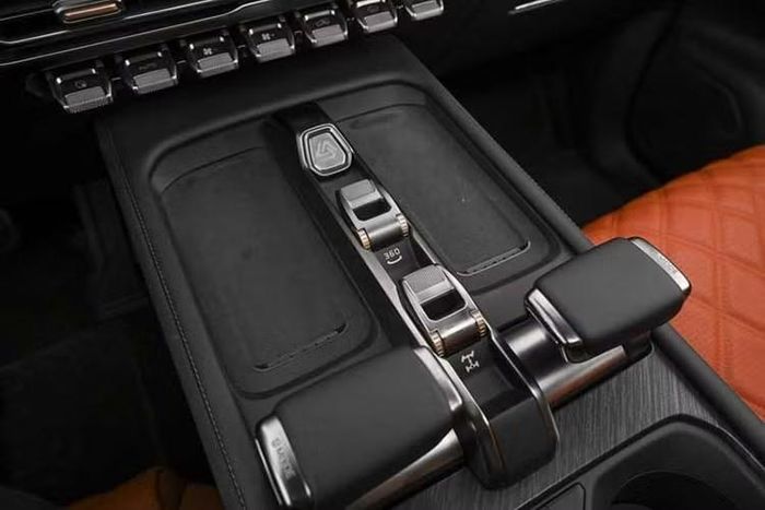 Sự xuất hiện của G919 diễn ra trong bối cảnh thị trường SUV địa hình điện hóa tại Trung Quốc đang tăng trưởng nhanh. Nhiều thương hiệu trong nước đã liên tục giới thiệu các mẫu xe mới như Zeekr 9X, Zeekr 8X hay các dòng sản phẩm từ Tank, Fang Cheng Bao và Yangwang.