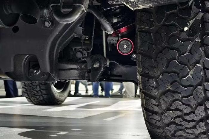 Nhờ đó, G919 vẫn mang lại cảm giác lái tương tự xe điện nhưng không phụ thuộc hoàn toàn vào hệ thống trạm sạc. Hongqi cho biết mẫu SUV mới có khả năng di chuyển tối đa 280 km ở chế độ thuần điện theo tiêu chuẩn CLTC. Khi kết hợp cả nhiên liệu và pin, tổng phạm vi hoạt động đạt khoảng 1.350 km.
