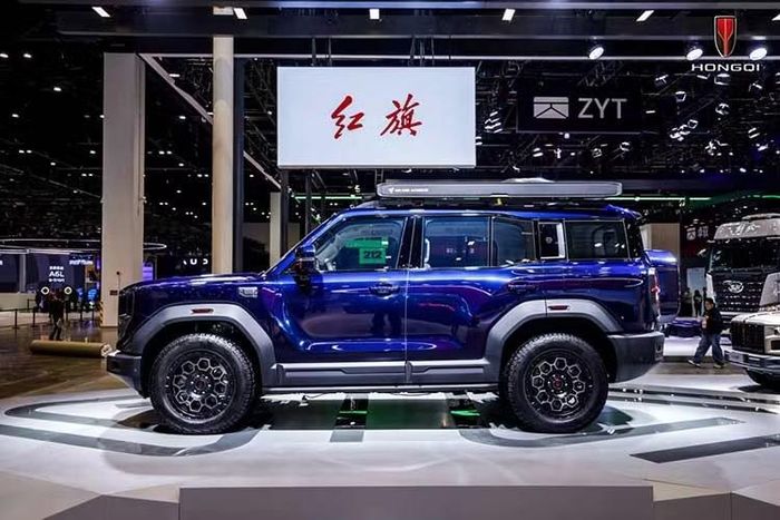 Theo thông tin từ CarNewsChina, Hongqi G919 2026 tại Trung Quốc sử dụng hệ truyền động EREV gồm động cơ xăng tăng áp 2.0L kết hợp với 4 mô-tơ điện. Hệ thống này tạo ra tổng công suất 620 kW (831 mã lực) và mô-men xoắn cực đại 1.320 Nm.