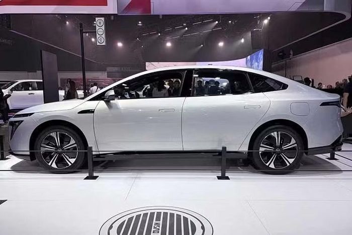 Nissan Primera EV 2026 chạy điện là một trong những sản phẩm tiên phong nằm trong chiến lược hành động mang tên "From China" do hãng xe Nhật Bản xây dựng. Định hướng này xác lập vai trò của Nissan Trung Quốc như một trung tâm nghiên cứu, đổi mới sáng tạo và sản xuất cốt lõi cho các dòng xe toàn cầu trong giai đoạn tới.
