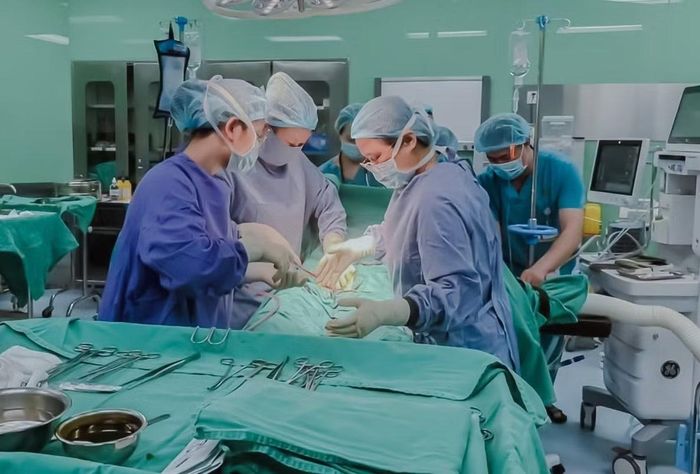 Ê- kíp phẫu thuật bắt con cho sản phụ - Ảnh BVCC