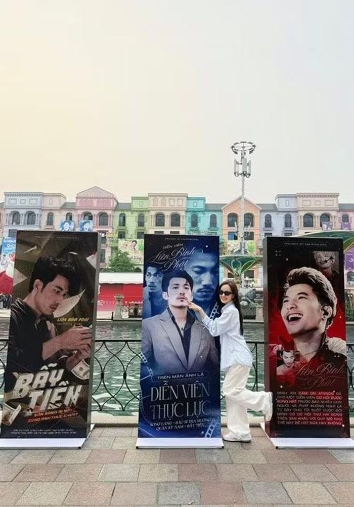 Nữ ca sĩ thích thú chụp ảnh bên các poster giới thiệu những dấu mốc trong sự nghiệp của Liên Bỉnh Phát. Nam diễn viên ghi dấu ấn qua nhiều bộ phim, chương trình truyền hình và hoạt động nghệ thuật khác.