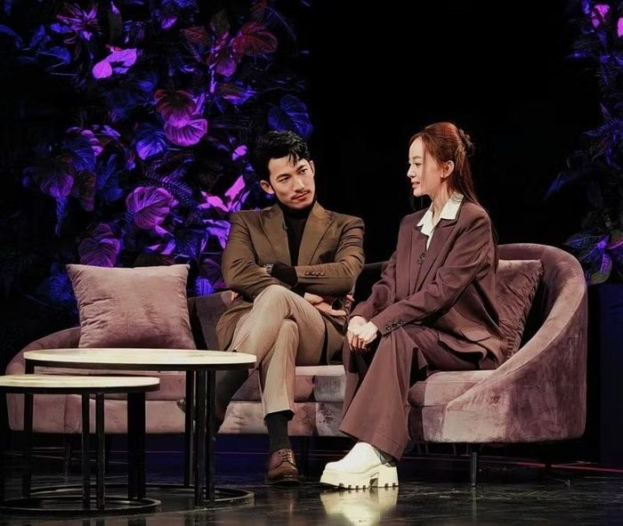 Nói về quá trình làm việc cùng bạn gái, Liên Bỉnh Phát hài hước chia sẻ: “Đi thu âm mà cô giáo ngồi kế bên đánh giá, áp lực quá” hay “Nhảy lệch có vài nhịp trên sân khấu mà nay cô giáo không thèm nhìn mặt luôn rồi”.