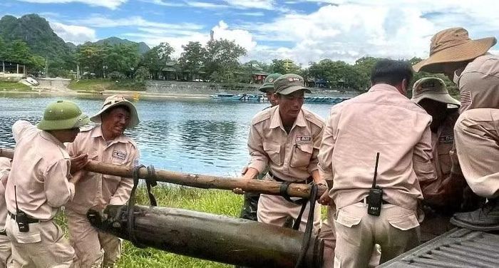 Lực lượng chức năng đang vận chuyển quả bom đến khu vực chờ hủy nổ theo quy định. Ảnh: Hoàng Phúc
