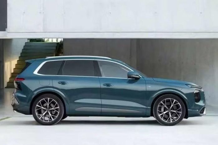 So với thế hệ trước, mẫu xe SUV Audi Q7 2026 sở hữu diện mạo khỏe khoắn và bề thế hơn. Phần đầu xe được thiết kế cao hơn, hốc bánh trước mở rộng trong khi các vòm bánh sau được tạo hình nổi khối rõ nét. Chiều dài cơ sở vẫn giữ ở mức 3.000 mm nhưng tổng thể ngoại thất mang đến cảm giác lớn và vững chãi hơn.