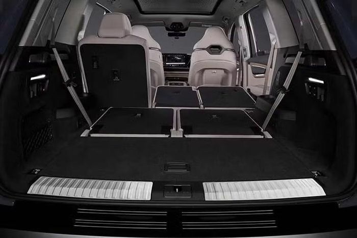 Phiên bản tiêu chuẩn được trang bị động cơ xăng V6 tăng áp 2.9L, sản sinh công suất tối đa 429 mã lực. Nhờ đó, mẫu SUV này có thể tăng tốc từ 0-97 km/h trong 4,8 giây. Đối với khách hàng yêu thích hiệu năng cao, Audi tiếp tục duy trì phiên bản SQ7. Mẫu xe này sở hữu động cơ V8 4.0L với công suất tăng lên 591 mã lực, cao hơn đáng kể so với mức 500 mã lực trước đây. Khả năng tăng tốc từ 0-97 km/h được rút ngắn xuống còn 3,7 giây.