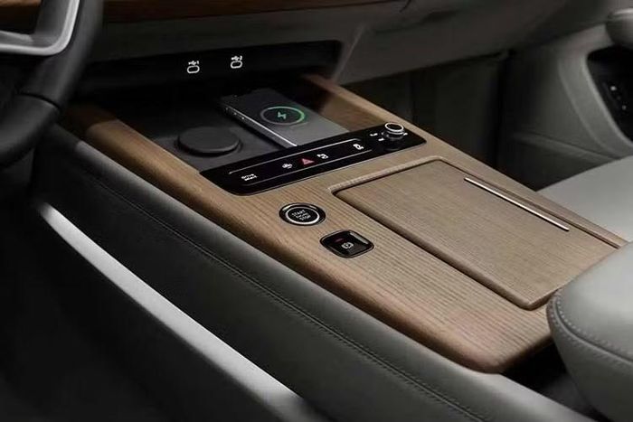 Ngoài ra, khách hàng có thể lựa chọn hai ghế độc lập ở hàng ghế thứ hai thay cho băng ghế liền truyền thống trên Q7 2026. Tùy từng cấu hình, khoang hành lý có dung tích từ 722 lít đến gần 2.000 lít khi gập các hàng ghế phía sau. Audi tiếp tục áp dụng chiến lược đa dạng hóa hệ truyền động tùy theo từng khu vực.