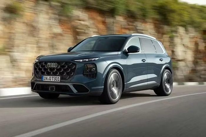 Công nghệ hỗ trợ đỗ xe của mẫu SUV này có thể ghi nhớ tới 5 thao tác đỗ xe khác nhau với chiều dài quãng đường lên đến 200m cho mỗi thao tác, đồng thời tự động lùi trên khoảng cách 50m. Đặc biệt, nhằm đảm bảo an toàn tối đa, xe có khả năng tự động điều khiển tấp vào lề đường và kích hoạt cuộc gọi đến dịch vụ khẩn cấp nếu hệ thống phát hiện người lái không có phản hồi do gặp sự cố sức khỏe.