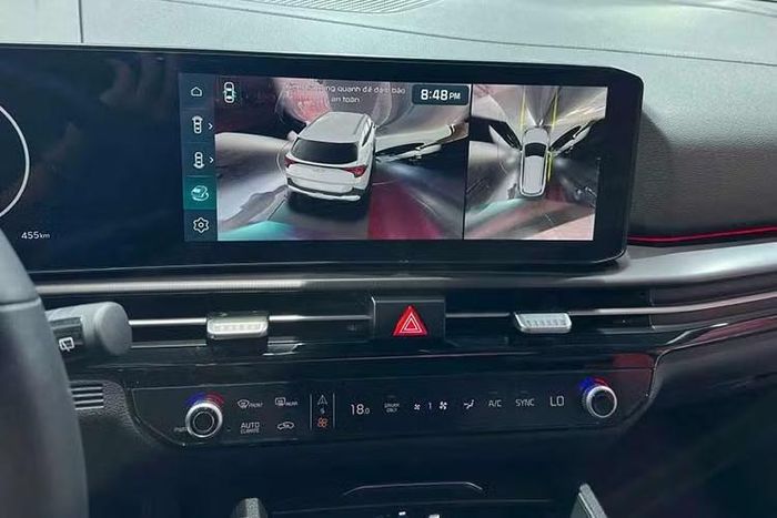 Xe sở hữu màn hình cỡ 12,3 inch tương tự những bản cao hơn, điều hòa tự động, đáng chú ý nhất là hệ thống ADAS với các tính năng kiểm soát hành trình thích ứng, cảnh báo và hỗ trợ tránh va chạm phía trước, hỗ trợ giữ làn và bám làn đường, cảnh báo và hỗ trợ tránh va chạm điểm mù, cảnh báo và hỗ trợ tránh va chạm phương tiện cắt ngang khi lùi.