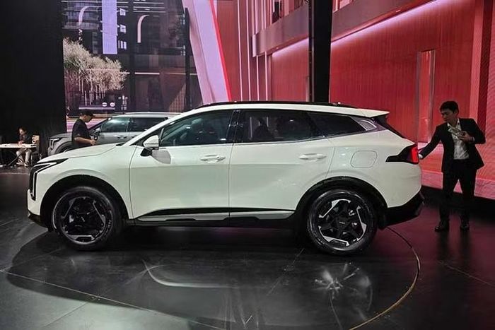 Phiên bản cao nhất Sportage 1.6 Turbo Siganture AWD, điểm khác biệt duy nhất là hệ thống dẫn động 2 cầu AWD. Với hệ dẫn động này, người lái có thêm 3 tùy chọn chế độ lái địa hình (Snow, Mud, Sand) ngoài 4 chế độ lái tiêu chuẩn (Normal, Eco, Sport, My Drive).