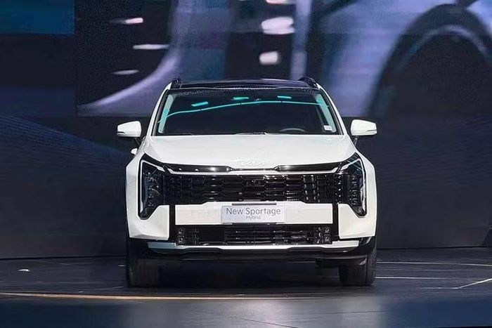 Sportage phiên bản hybrid được trang bị khối động cơ Smartream 1.6L kết hợp cùng mô-tơ điện. Khối động cơ này cho tổng công suất 232 mã lực, mô-men xoắn cực đại 367 Nm. Sức mạnh được truyền đến bánh xe thông qua hộp số tự động 6 cấp. Tại thị trường Việt Nam, Sportage 2026 sẽ cạnh tranh với các đối thủ trong phân khúc SUV cỡ C.