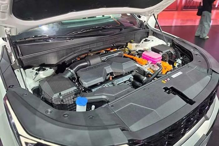 Về trang bị, 3 phiên bản Sportage Hybrid đều có vô lăng bọc da tích hợp sưởi, lẫy chuyển số sau vô lăng, ghế hành khách chỉnh điện, sưởi và làm mát hàng ghế trước, dàn âm thanh 8 loa Harman Kardon, camera toàn cảnh 360 độ. Hệ thống ADAS cũng đầy đủ hơn khi có thêm tính năng hỗ trợ và tránh va chạm khi lùi.