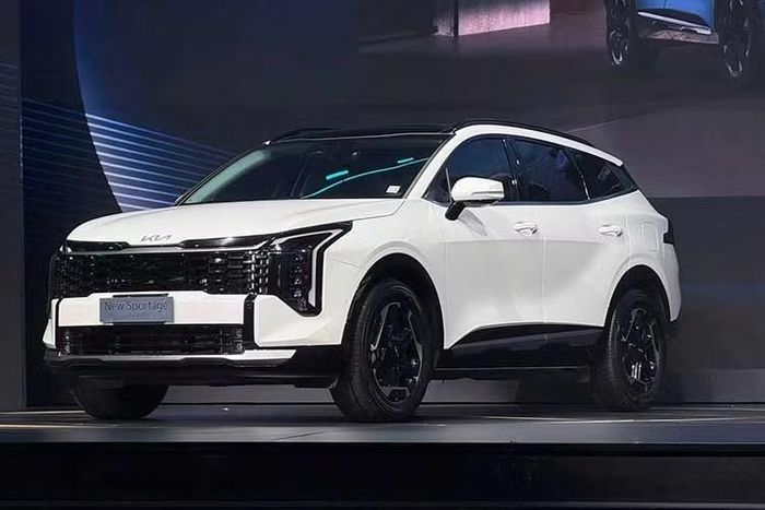 Nhà phân phối THACO đã chính thức công bố giá bán phiên bản nâng cấp của dòng xe Kia Sportage 2026 tại thị trường Việt Nam. Đây là mẫu xe đã lần đầu tiên ra mắt Việt Nam vào năm 2022. So với đời cũ, Sportage mới có nhiều hơn 2 phiên bản, tăng số lượng tổng lên mức 5 phiên bản, bao gồm 3 bản dùng máy 2.0L và 3 bản dùng máy 1.6L tăng áp hybrid.