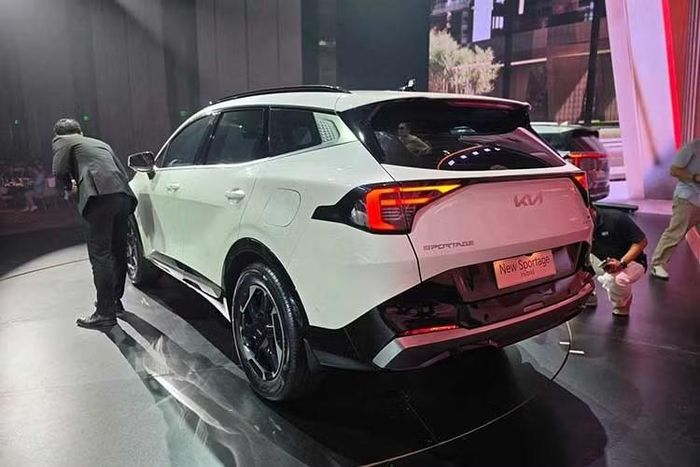 Kia Sportage 2026 phiên bản nâng cấp đã được làm mới cả về thiết kế, trang bị lẫn động cơ. Xe sở hữu kích thước dài x rộng x cao lần lượt 4.685 x 1.865 x 1.665 mm và chiều dài cơ sở lên tới 2.755 mm, tăng nhẹ so với phiên bản cũ. Bên ngoài, xe được áp dụng ngôn ngữ thiết kế mới nhất của thương hiệu Kia, tạo sự tương đồng với những người anh em như Seltos, Sorento và Carnival.