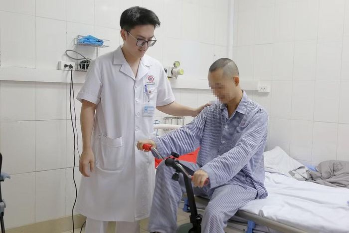 Hướng dẫn bệnh nhân tập phục hồi chức năng - Ảnh BVCC