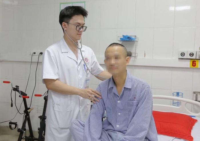 Bác sĩ thăm khám cho bệnh nhân - Ảnh BVCC