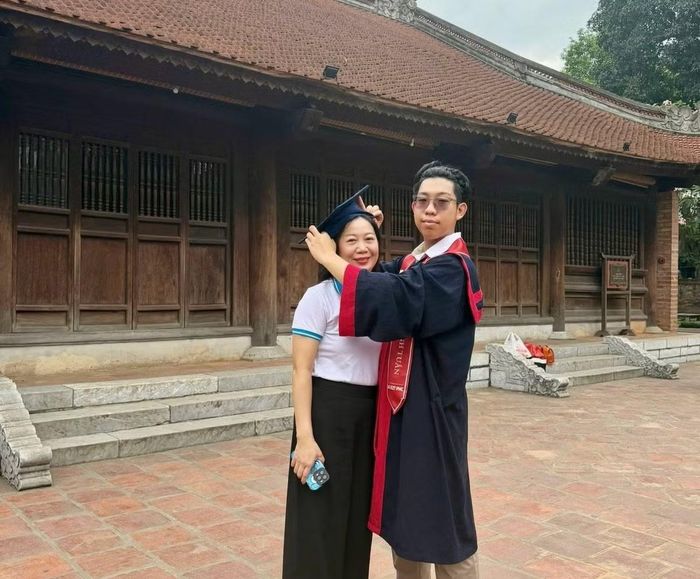  Hai mẹ con chị Hiếu Giang đến Văn Miếu - Quốc Tử Giám để cầu may trước kỳ thi quan trọng của con. 