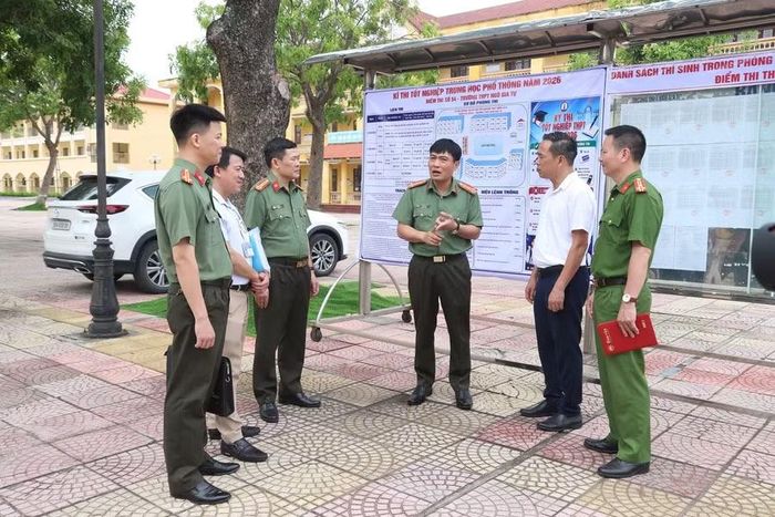 Đoàn công tác kiểm tra tại điểm thi Trường THPT Ngô Gia Tự.