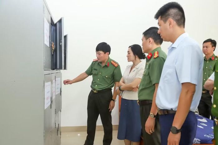 Đoàn công tác kiểm tra tại điểm thi Trường THPT Từ Sơn (phường Đồng Nguyên).