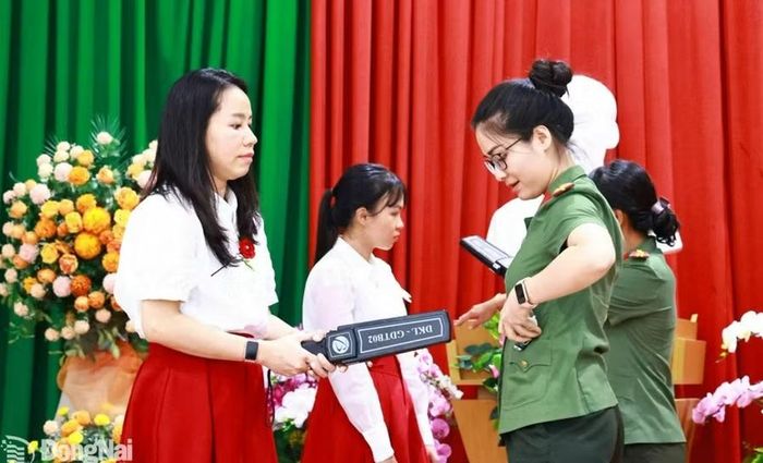 Công an Đồng Nai hướng dẫn cán bộ coi thi sử dụng máy quét thiết bị điện tử bị cấm mang vào phòng thi. Ảnh: Báo và PTTH Đồng Nai.