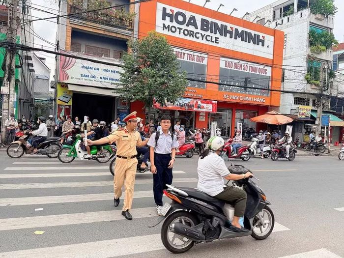 Lực lượng CSGT hỗ trợ thí sinh sang đường trong Kỳ thi tuyển sinh vào lớp 10 ở Đồng Nai năm 2026. Ảnh: PC08.