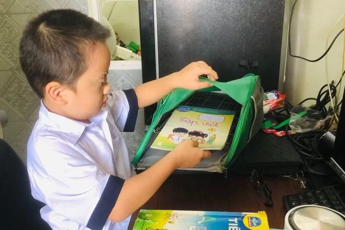 Nhiều trẻ em hiện nay dành phần lớn thời gian cho học tập và thiết bị điện tử, thay vì các hoạt động vận động ngoài trời. Ảnh: ITN.