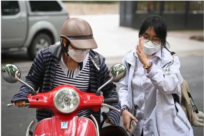 Phụ huynh đưa đón trẻ đi học. Ảnh: ITN.